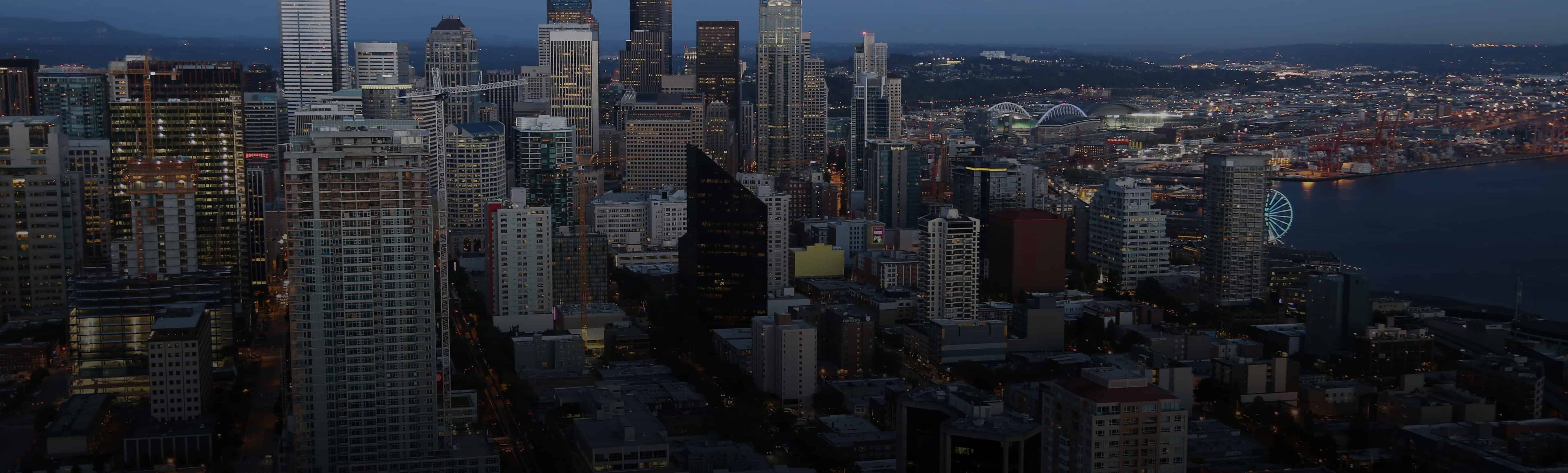 Skyline von Seattle in der Abenddämmerung